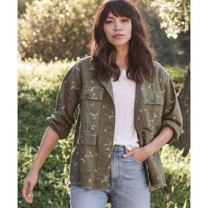 THE GREAT - The Frayed Lieutenant Jacket With Spring Print in Beat Up Army